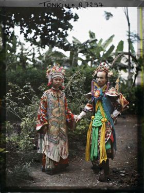 Image représentant Un acteur et une actrice du Théâtre Saïgonnais, en costume de scène, dans un jardin