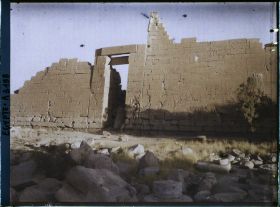 Image représentant Pylône d'entrée du temple de Ramesseum vu de l'intérieur