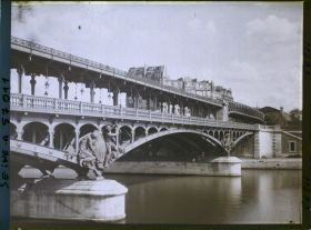 Image représentant Le viaduc de Passy, actuel pont de Bir-Hakeim, vue prise en direction du quai Branly
