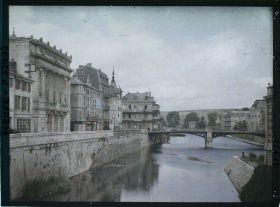 Image représentant France, Verdun, La Meuse et le Pont du Théâtre vu vers l'aval, à gauche le Théâtre
