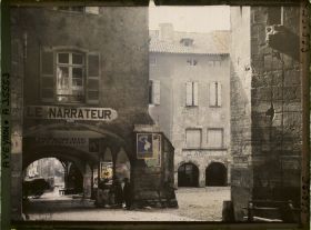 Image représentant La librairie-imprimerie Le Narrateur sur la place Notre-Dame, et les arcades de l'Hôpital Saint-Martial