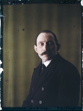 Image représentant Le jardinier  https://musee-albert-kahn.s-museum.fr/home/NWQ2OTAwYzNmYjZlZTk1ZWQwODJmMjY4L2dlbmVyaWMtbm90aWNlLXRhYi9hdXRob3JpdHkvNjE3YTc5ZjVjZjhiODk2OGIzMzM3ZDIx/5d6900c3fb6ee95ed082f268/generic-notice-tab/authority/617a79ebcf8b8968b3336db0 Armand Giron