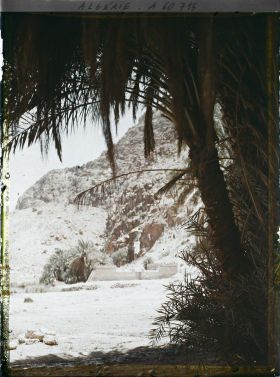 Image représentant Un établissement thermal au bord du lac et au pied du rocher de dolomite