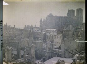 Image représentant Le quartier de l'Université en ruine, au fond la cathédrale