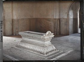 Image représentant Le sarcophage de Safdar Jung à l'intérieur du mausolée