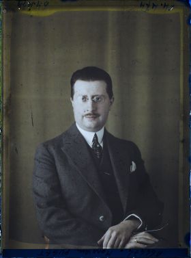Image représentant https://musee-albert-kahn.s-museum.fr/home/NWQ2OTAwYzNmYjZlZTk1ZWQwODJmMjY4L2dlbmVyaWMtbm90aWNlLXRhYi9hdXRob3JpdHkvNjE3YTc5ZjVjZjhiODk2OGIzMzM3ZDIx/5d6900c3fb6ee95ed082f268/generic-notice-tab/authority/617a79ebcf8b8968b333763e Monsieur Henri Puget