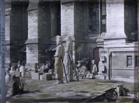 Image représentant Atelier de réparation des statues dans la cour du palais du Tau