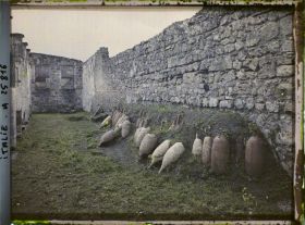 Image représentant Vases en grès et amphores dans la maison du Faune sur la gauche