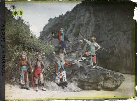 Image représentant Cinq acteurs du Théâtre saïgonnais posant dans les rochers