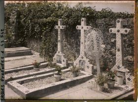 Image représentant France, Ascain, Dans le Cimetière : tombes caractéristiques en petits cailloux cimentés