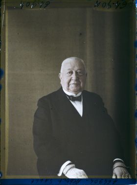 Image représentant Monsieur  https://musee-albert-kahn.s-museum.fr/home/NWQ2OTAwYzNmYjZlZTk1ZWQwODJmMjY4L2dlbmVyaWMtbm90aWNlLXRhYi9hdXRob3JpdHkvNjE3YTc5ZjVjZjhiODk2OGIzMzM3ZDIx/5d6900c3fb6ee95ed082f268/generic-notice-tab/authority/617a79ebcf8b8968b333772d Albert Salle