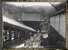 Image représentant La Niômon (Porte des Rois Deva) et l'escalier menant au temple Hase-dera