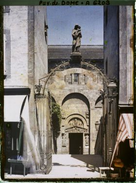 Image représentant France, Clermont Ferrand, Entrée de l'Eglise de Ne De du Port