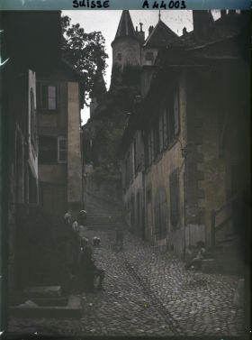 Image représentant La ruelle de la Poterne et le château de Nyon