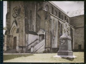 Image représentant France, Ustaritz, L'entrée de l'Eglise et le Monument aux morts : l'escalier conduisant aux galeries des hommes