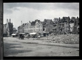 Image représentant France, Arras, La petite Place et le marché