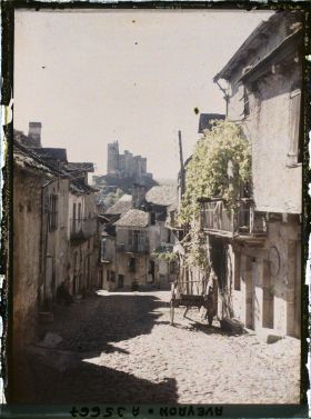 Image représentant La rue du Barriou, la forteresse au second plan
