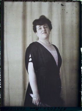 Image représentant https://musee-albert-kahn.s-museum.fr/home/NWQ2OTAwYzNmYjZlZTk1ZWQwODJmMjY4L2dlbmVyaWMtbm90aWNlLXRhYi9hdXRob3JpdHkvNjE3YTc5ZjVjZjhiODk2OGIzMzM3ZDIx/5d6900c3fb6ee95ed082f268/generic-notice-tab/authority/617a79ebcf8b8968b3336a4d Madame Cerutti