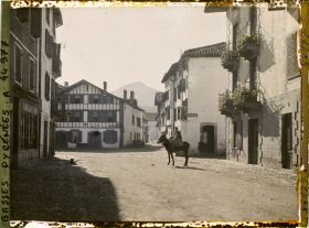 Image représentant France, Espelette, Dans le Village (Le Mondarrain au fond - âne monté à droite)