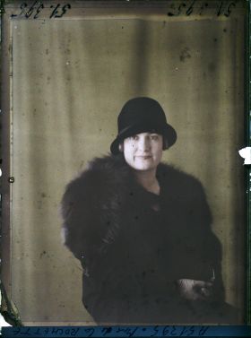 Image représentant https://musee-albert-kahn.s-museum.fr/home/NWQ2OTAwYzNmYjZlZTk1ZWQwODJmMjY4L2dlbmVyaWMtbm90aWNlLXRhYi9hdXRob3JpdHkvNjE3YTc5ZjVjZjhiODk2OGIzMzM3ZDIx/5d6900c3fb6ee95ed082f268/generic-notice-tab/authority/617a79ebcf8b8968b3337682 Madame de La Rochette