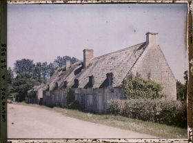 Image représentant Une maison à colombages avec un toit de chaume