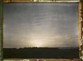 Image représentant Lever de soleil sur le plateau et le village