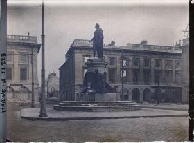 Image représentant La place Royale en ruine avec en son centre la statue de Louis XV