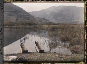 Image représentant Deux canots de troncs d'arbres sur les bords encombrés de roseaux des lacs de la Pliva
