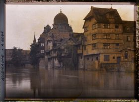 Image représentant Maisons anciennes au bord de la Pegnitz, avec les coupoles de la synagogue à l'arrière-plan