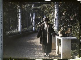 Image représentant Madame Cyprienne Douine, sous la pergola du jardin de sa villa Cypris
