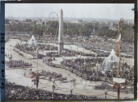 Image représentant La foule place de la Concorde pour le 14 juillet 1919, vue prise depuis le Ministère de la Marine