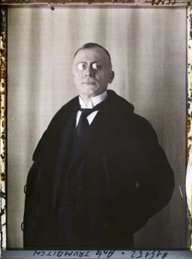 Image représentant Monsieur  https://musee-albert-kahn.s-museum.fr/home/NWQ2OTAwYzNmYjZlZTk1ZWQwODJmMjY4L2dlbmVyaWMtbm90aWNlLXRhYi9hdXRob3JpdHkvNjE3YTc5ZjVjZjhiODk2OGIzMzM3ZDIx/5d6900c3fb6ee95ed082f268/generic-notice-tab/authority/617a79ebcf8b8968b33378d7 Ante Trumbitch