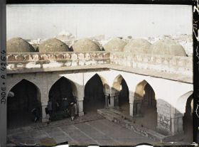 Image représentant La cour de la mosquée Noire (Kalan ou Kali Masjid) vue depuis le toit