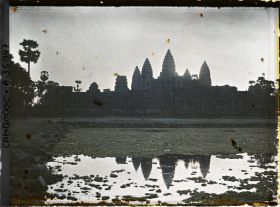 Image représentant La silhouette de la pyramide à trois niveaux formant le temple-montagne