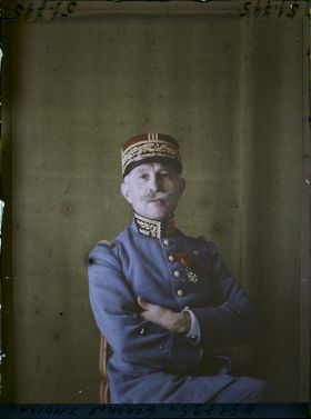 Image représentant https://musee-albert-kahn.s-museum.fr/home/NWQ2OTAwYzNmYjZlZTk1ZWQwODJmMjY4L2dlbmVyaWMtbm90aWNlLXRhYi9hdXRob3JpdHkvNjE3YTc5ZjVjZjhiODk2OGIzMzM3ZDIx/5d6900c3fb6ee95ed082f268/generic-notice-tab/authority/617a79ebcf8b8968b33378b2 Le Général François Thomas