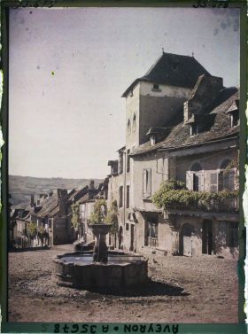 Image représentant La fontaine sur la place (actuel le Faubourg)