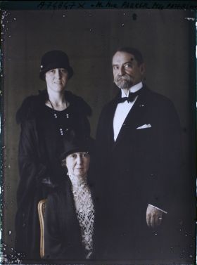 Image représentant Le juge  https://musee-albert-kahn.s-museum.fr/home/NWQ2OTAwYzNmYjZlZTk1ZWQwODJmMjY4L2dlbmVyaWMtbm90aWNlLXRhYi9hdXRob3JpdHkvNjE3YTc5ZjVjZjhiODk2OGIzMzM3ZDIx/5d6900c3fb6ee95ed082f268/generic-notice-tab/authority/617a79ebcf8b8968b33374ea Edwin Brewington Parker,  https://musee-albert-kahn.s-museum.fr/home/NWQ2OTAwYzNmYjZlZTk1ZWQwODJmMjY4L2dlbmVyaWMtbm90aWNlLXRhYi9hdXRob3JpdHkvNjE3YTc5ZjVjZjhiODk2OGIzMzM3ZDIx/5d6900c3fb6ee95ed082f268/generic-notice-tab/authority/617a79ebcf8b8968b33374eb son épouse et  https://musee-albert-kahn.s-museum.fr/home/NWQ2OTAwYzNmYjZlZTk1ZWQwODJmMjY4L2dlbmVyaWMtbm90aWNlLXRhYi9hdXRob3JpdHkvNjE3YTc5ZjVjZjhiODk2OGIzMzM3ZDIx/5d6900c3fb6ee95ed082f268/generic-notice-tab/authority/617a79ebcf8b8968b33374f2 miss Paterson
