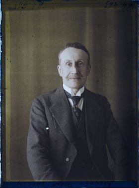 Image représentant https://musee-albert-kahn.s-museum.fr/home/NWQ2OTAwYzNmYjZlZTk1ZWQwODJmMjY4L2dlbmVyaWMtbm90aWNlLXRhYi9hdXRob3JpdHkvNjE3YTc5ZjVjZjhiODk2OGIzMzM3ZDIx/5d6900c3fb6ee95ed082f268/generic-notice-tab/authority/617a79ebcf8b8968b3336bd5 Monsieur Joseph Dresch
