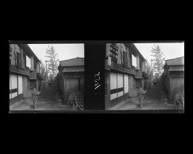 Image représentant Jeune fille dans un quartier d'habitation