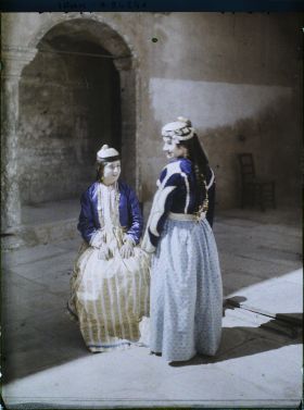 Image représentant Jeunes chrétiennes en costume