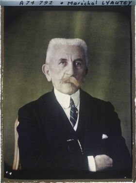 Image représentant https://musee-albert-kahn.s-museum.fr/home/NWQ2OTAwYzNmYjZlZTk1ZWQwODJmMjY4L2dlbmVyaWMtbm90aWNlLXRhYi9hdXRob3JpdHkvNjE3YTc5ZjVjZjhiODk2OGIzMzM3ZDIx/5d6900c3fb6ee95ed082f268/generic-notice-tab/authority/617a79ebcf8b8968b333665d Le Maréchal Hubert Lyautey