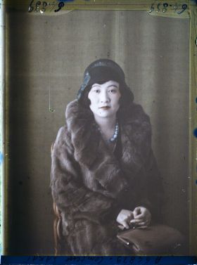 Image représentant https://musee-albert-kahn.s-museum.fr/home/NWQ2OTAwYzNmYjZlZTk1ZWQwODJmMjY4L2dlbmVyaWMtbm90aWNlLXRhYi9hdXRob3JpdHkvNjE3YTc5ZjVjZjhiODk2OGIzMzM3ZDIx/5d6900c3fb6ee95ed082f268/generic-notice-tab/authority/617a79ebcf8b8968b3337727 La Comtesse Sakaï