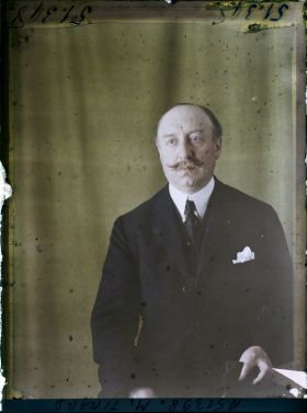 Image représentant https://musee-albert-kahn.s-museum.fr/home/NWQ2OTAwYzNmYjZlZTk1ZWQwODJmMjY4L2dlbmVyaWMtbm90aWNlLXRhYi9hdXRob3JpdHkvNjE3YTc5ZjVjZjhiODk2OGIzMzM3ZDIx/5d6900c3fb6ee95ed082f268/generic-notice-tab/authority/617a79ebcf8b8968b33378bd Monsieur Paul Tirard