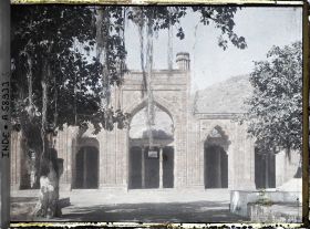 Image représentant La façade de grès rouge de la mosquée Adhai Din Ka Jhompra