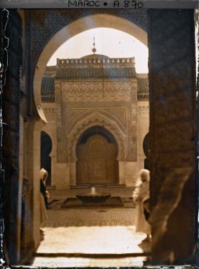 Image représentant Vue de la nef centrale depuis la Porte des Roses de la mosquée-université el Qarayouine