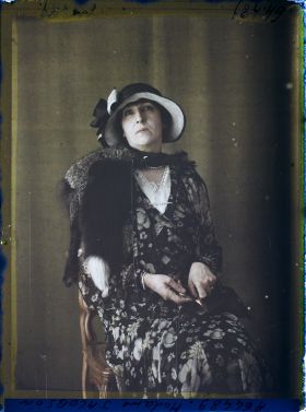 Image représentant https://musee-albert-kahn.s-museum.fr/home/NWQ2OTAwYzNmYjZlZTk1ZWQwODJmMjY4L2dlbmVyaWMtbm90aWNlLXRhYi9hdXRob3JpdHkvNjE3YTc5ZjVjZjhiODk2OGIzMzM3ZDIx/5d6900c3fb6ee95ed082f268/generic-notice-tab/authority/617a79ebcf8b8968b3336fab Madame Jacobson