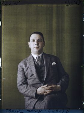 Image représentant https://musee-albert-kahn.s-museum.fr/home/NWQ2OTAwYzNmYjZlZTk1ZWQwODJmMjY4L2dlbmVyaWMtbm90aWNlLXRhYi9waHlzaWNhbE11c2V1bUl0ZW0vNjE3YTdhNDdjZjhiODk2OGIzMzhhYjA2/5d6900c3fb6ee95ed082f268/generic-notice-tab/physicalMuseumItem/617a7a45cf8b8968b3386754 Monsieur Jacobs