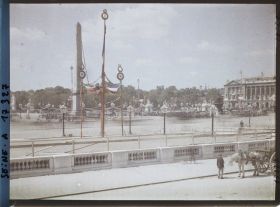 Image représentant La place de la Concorde décorée pour les fêtes de la Victoire des 13 et 14 juillet