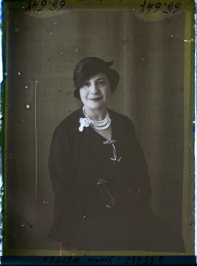 Image représentant Madame  https://musee-albert-kahn.s-museum.fr/home/NWQ2OTAwYzNmYjZlZTk1ZWQwODJmMjY4L2dlbmVyaWMtbm90aWNlLXRhYi9hdXRob3JpdHkvNjE3YTc5ZjVjZjhiODk2OGIzMzM3ZDIx/5d6900c3fb6ee95ed082f268/generic-notice-tab/authority/617a79ebcf8b8968b33374b2 Yvonne Netter