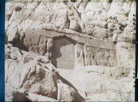 Image représentant Deux bas-reliefs d'époque parthe, celui de gauche est recouvert par une inscription persane (donation du Sheikh Ali Khan Zangana au 17e siècle)